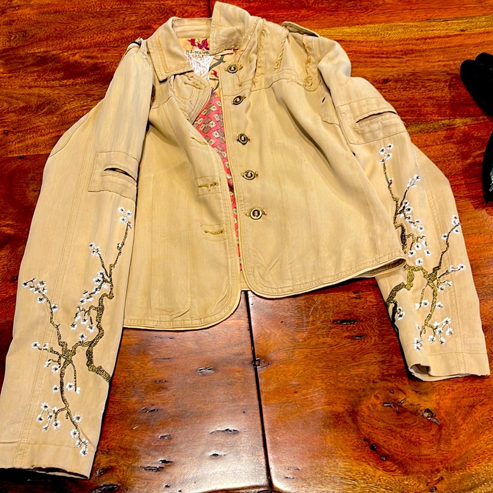 Da-Nang jacket fits like a small